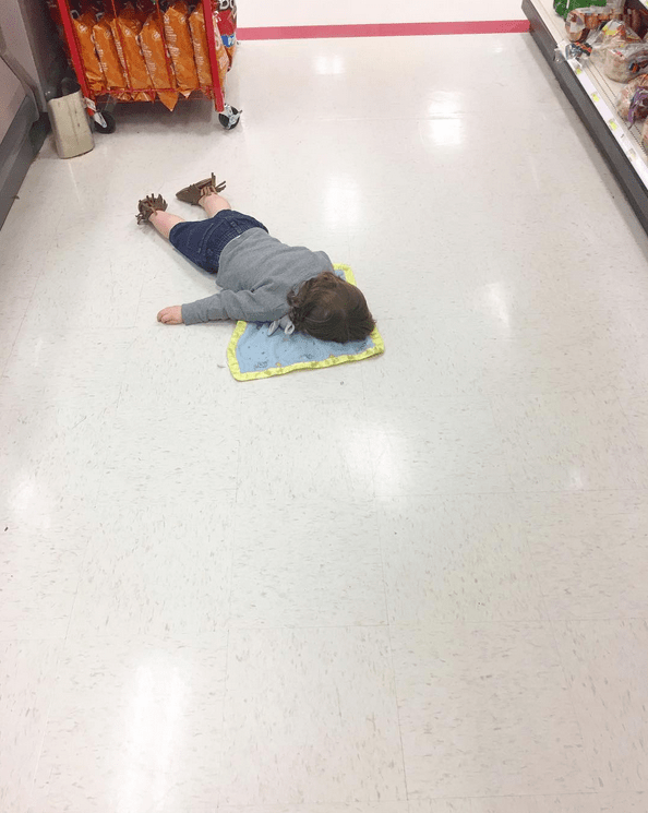 παιδί _κοιμάται_ στο πάτωμα_