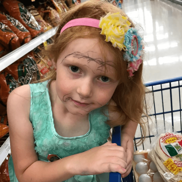 _παιδί ζωγραφίζει_ με μπογιές _το πρόσωπό του_