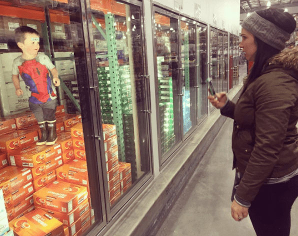 παιδί_ στο supermarket_Σε ψυγείο_ 