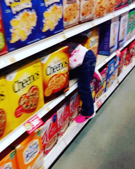 παιδί _στο supermarket_Στο ράφι_ 