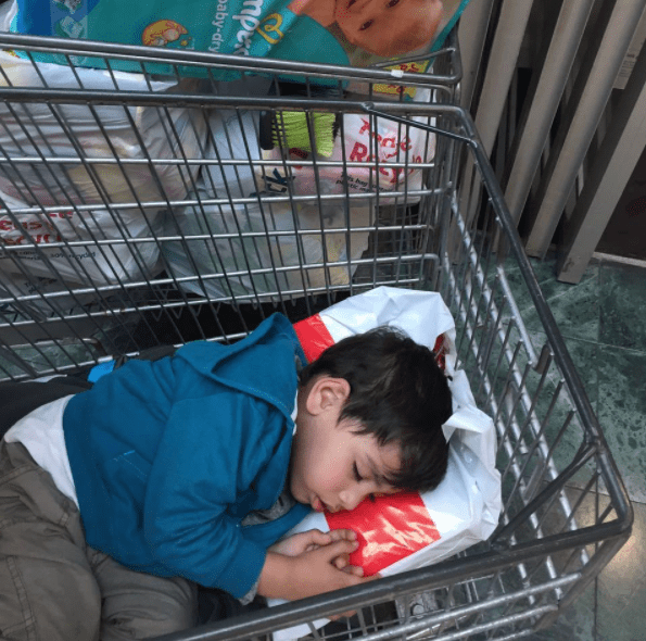 παιδί στο supermarket _Κοιμαται σε καρότσι_ 