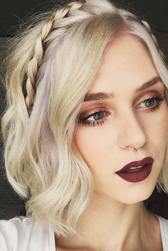 Festive γυναικείο χτένισμα σε καρέ μαλλιά με πλεξούδες