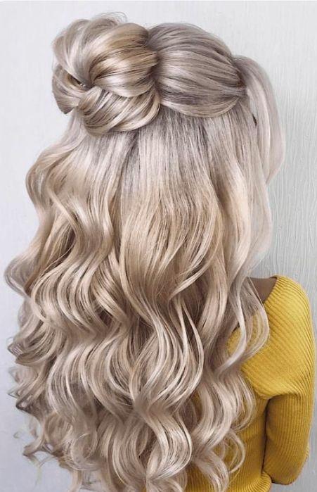 festive γυναικείο χτένισμα με μπούκλες και κότσο σε ξανθά μαλλιά 