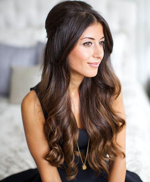 Festive γυναικείο χτένισμα σε σπαστά καστανά μαλλιά 