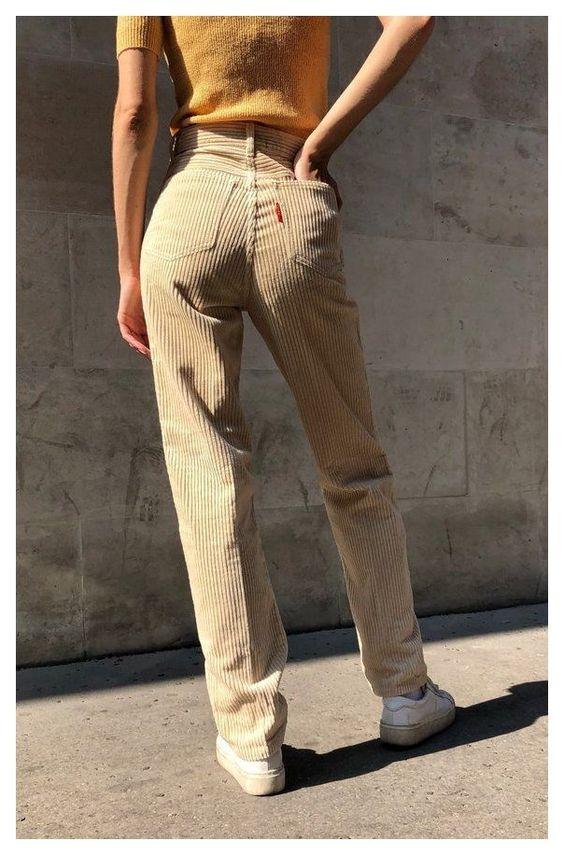 Ιδέες_με κοτλέ_μπεζ παντελόνι_με μουσταρδί_μπλούζα_