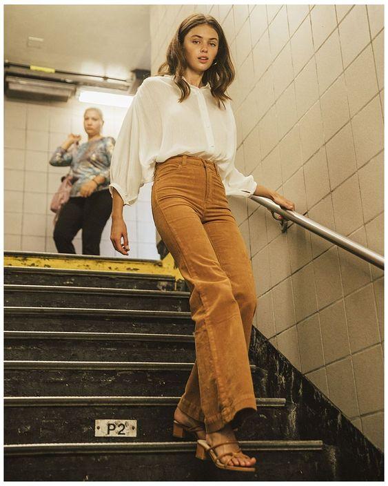 κοτλέ_καφέ παντελόνι_με_λευκό πουκάμισο_