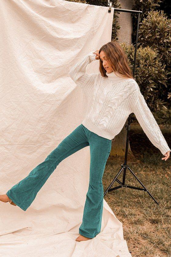 κοτλε ρουχα_Ιδέες_με κοτλέ_παντελόνι_σε θαλασσί_χρώμα με λευκό_πουλόβερ 