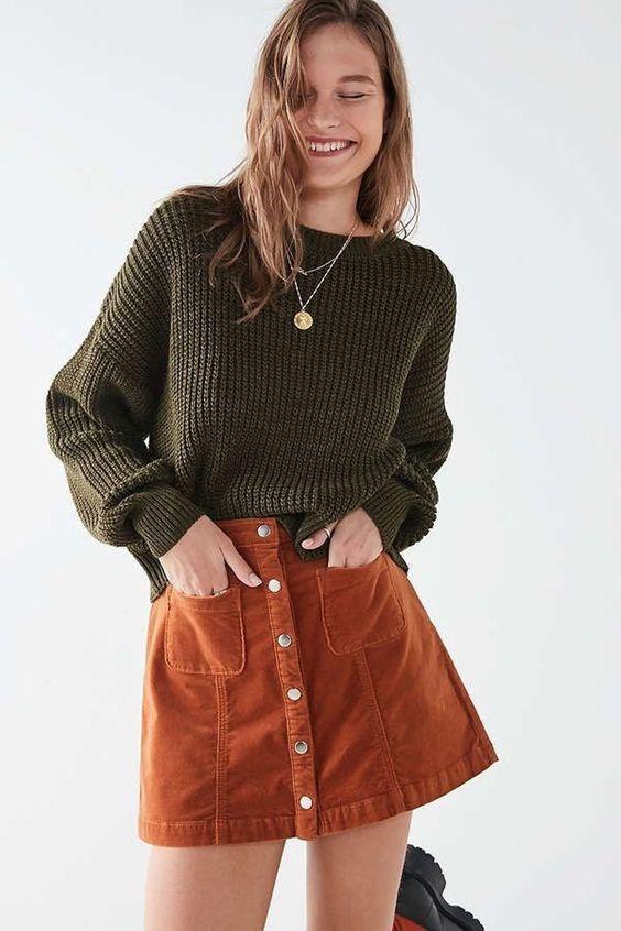 καφέ_κοτλέ_μίνι φούστα_με πράσινο_πουλόβερ_