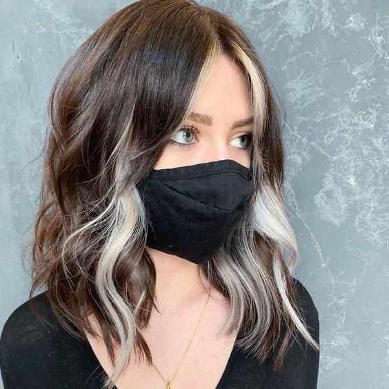 καστανά_καρέ μαλλιά_με_ξανθά_money pieces_