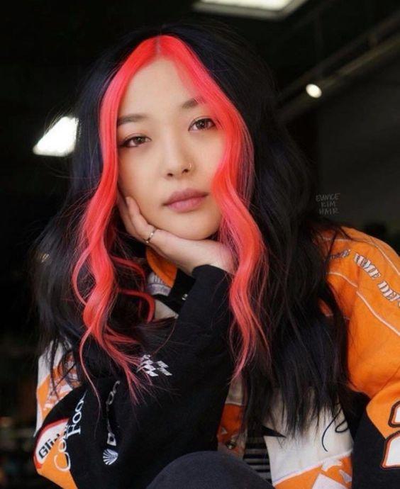 κοραλί_money_pieces_σε_μαύρα_μακριά_μαλλιά_