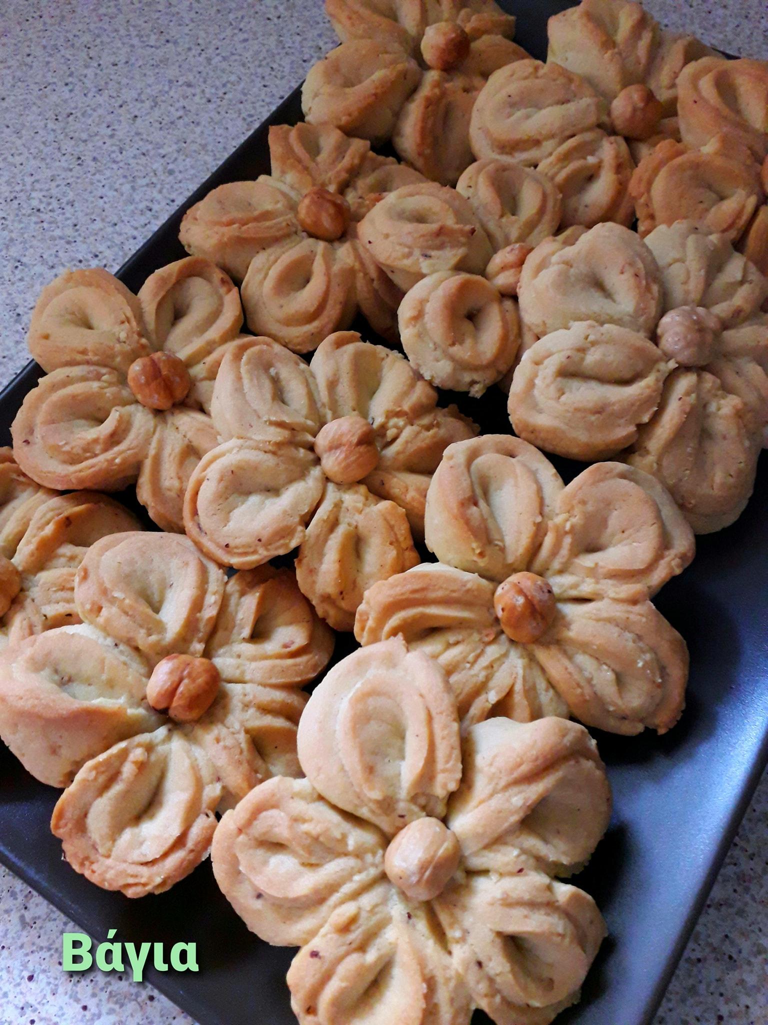 Μπισκότα_ σε σχήμα λουλούδι_ με φουντούκια_