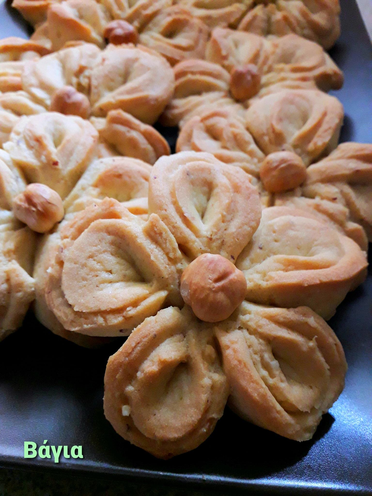 Μπισκότα_ σε σχήμα λουλούδι_ με φουντούκια_Συνταγη_ 