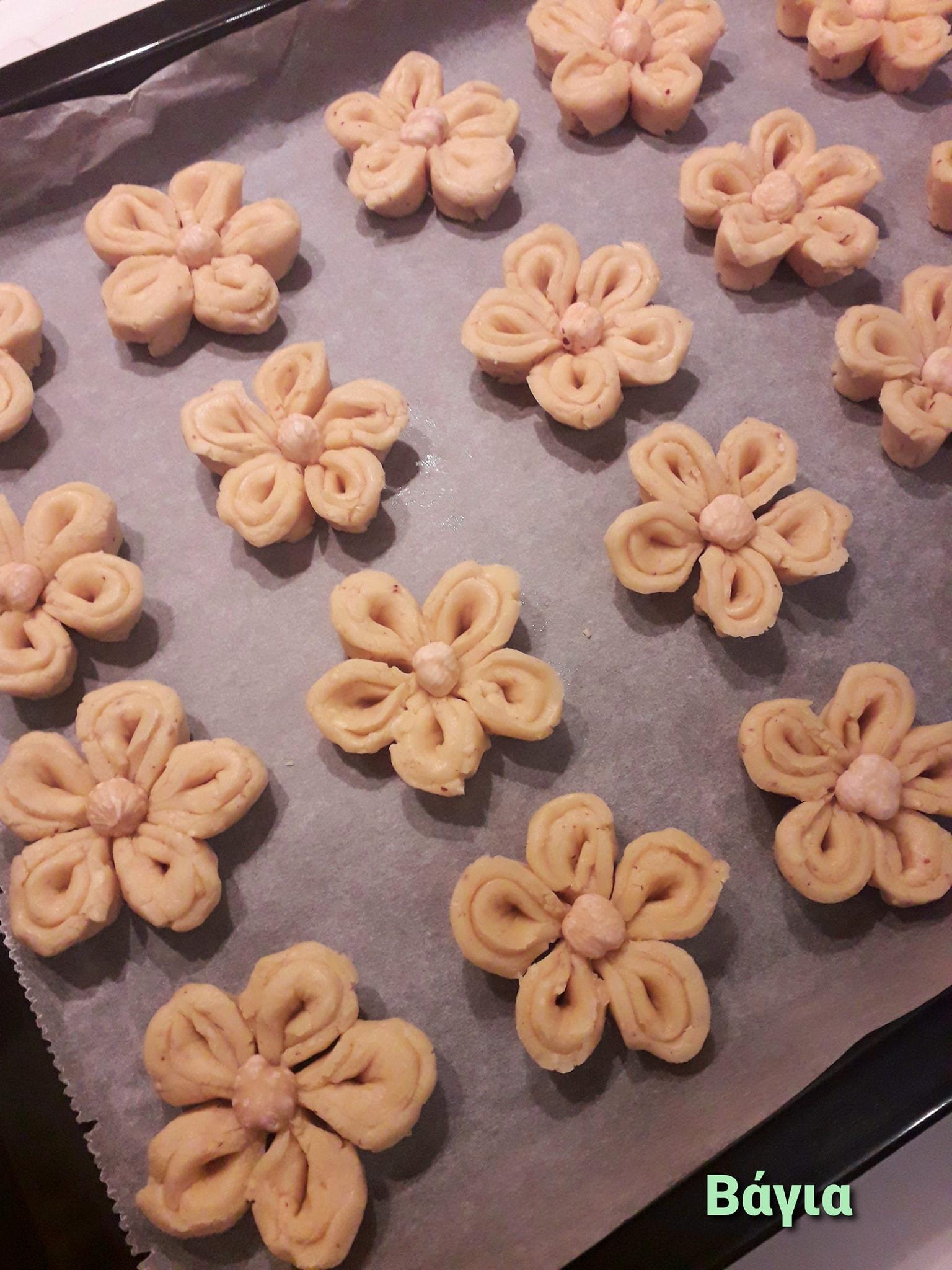 Συνταγή για _ Μπισκότα_ σε σχήμα λουλούδι_ με φουντούκια_