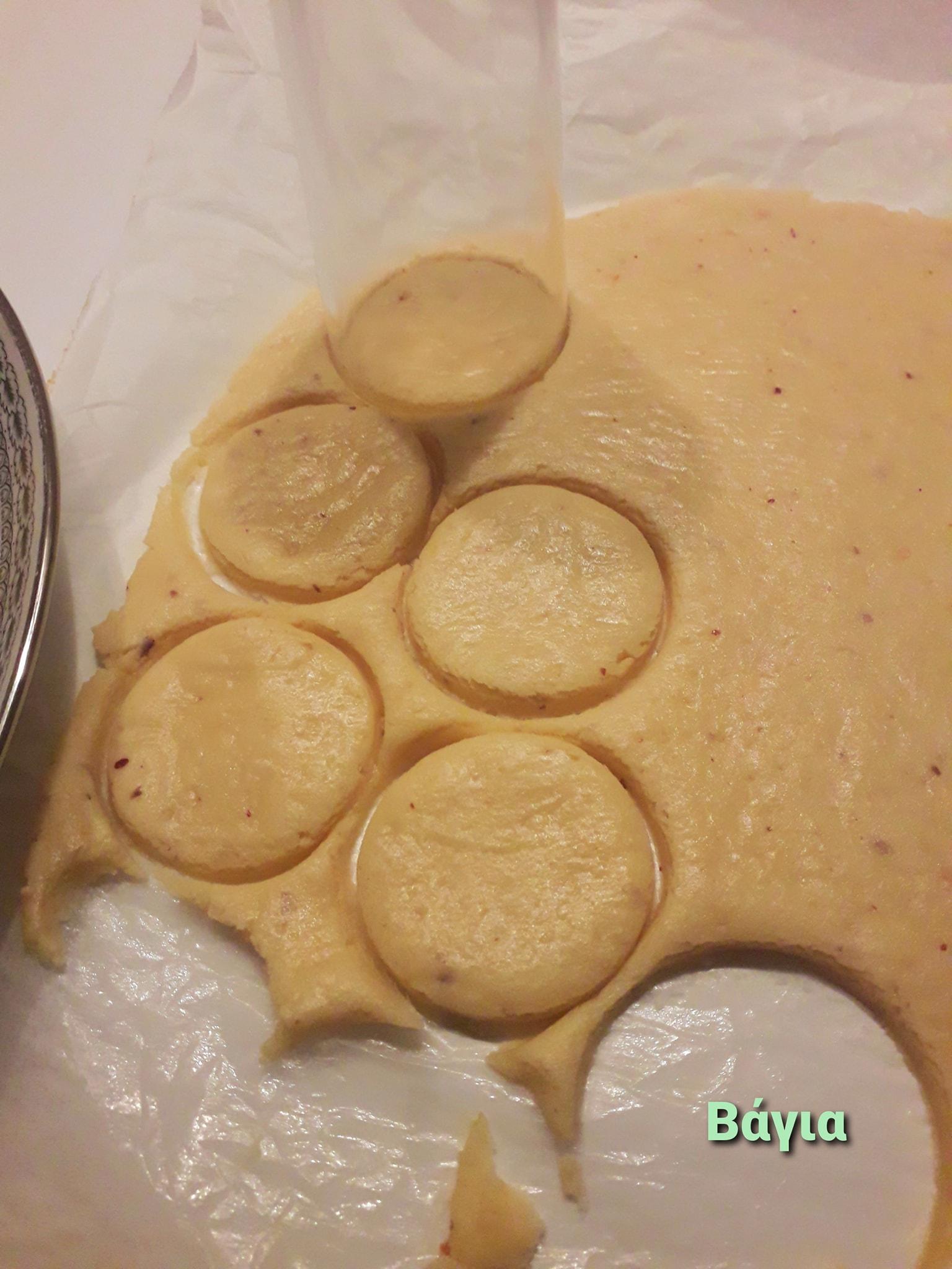 Ζυμή για _ Μπισκότα_ σε σχήμα λουλούδι_ με φουντούκια_