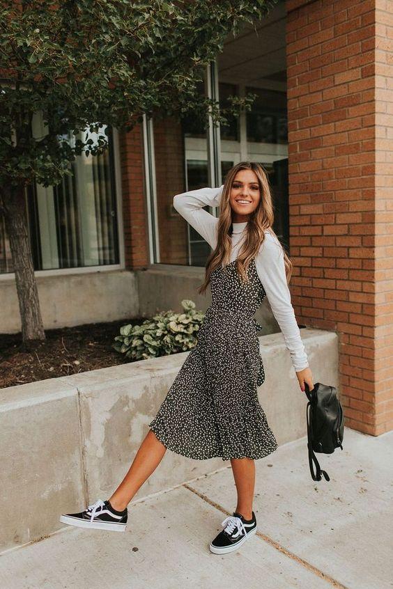 sweater vest outfit_με_φλοράλ_φόρεμα_και_λευκό ζιβάγκο_