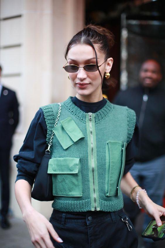 sweater_vest_outfit_με_μπλε μπλούζα_και_πράσινο _μάλλινο_γιλεκο_ 