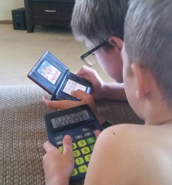 το μεγαλύτερο παιδί_ξεγελάει_το_μικρότερο παιδί_