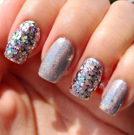 Νύχια Φεβρουαρίου_ νύχια_με_γκλίτερ_και_στρας_σε ασημί χρώμα_