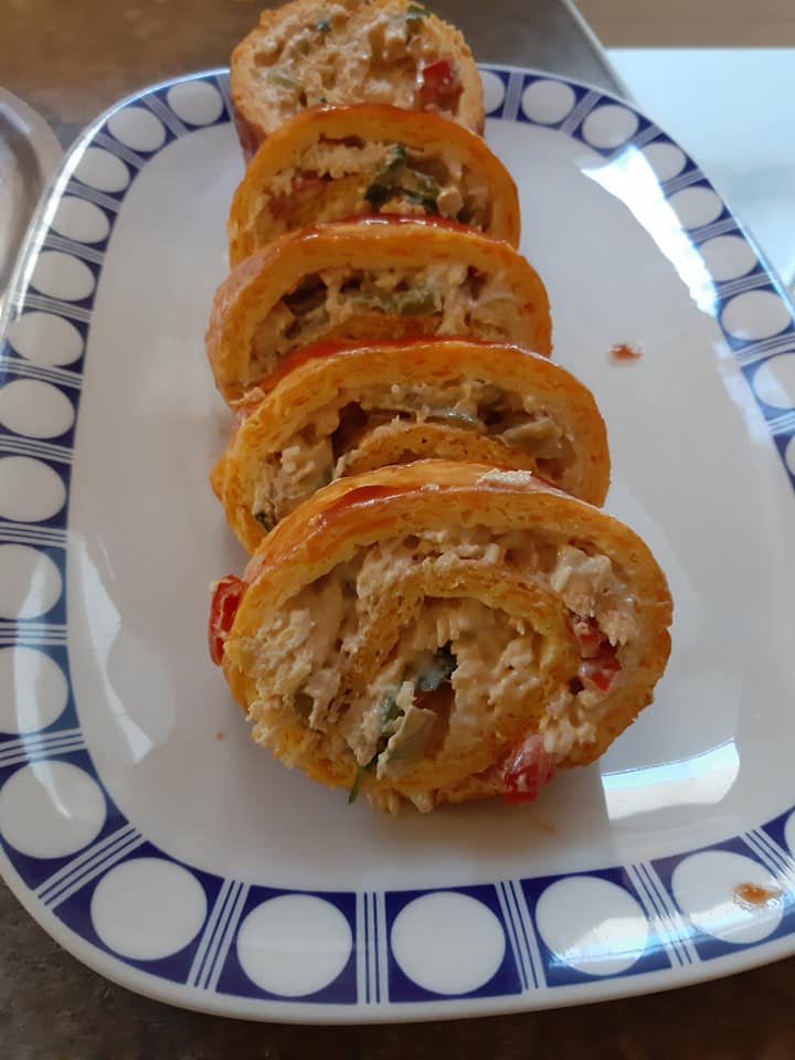 Ρολό ομελέτας _με κοτόπουλο_ πιπεριές _και καρότο _