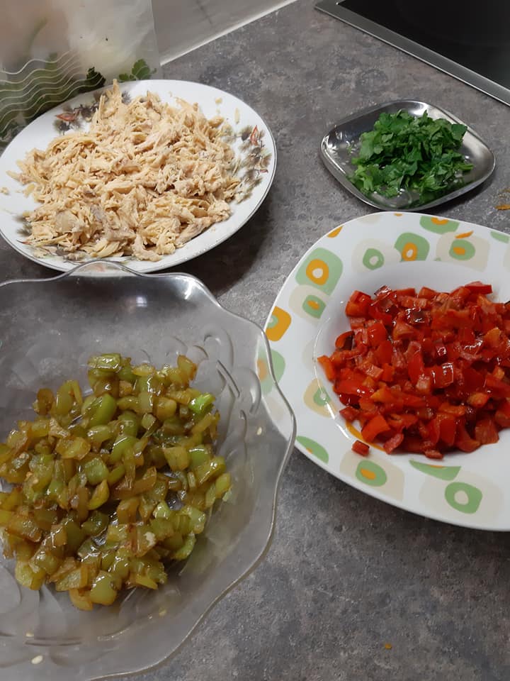 Ρολό ομελέτας με κοτόπουλο , πιπεριές και καρότο 