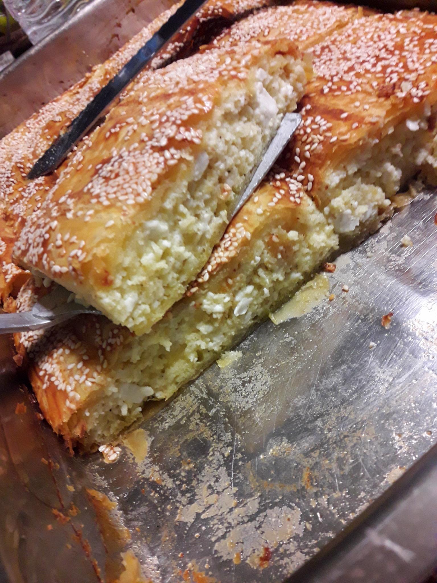 Συνταγή για _Τυρόπιτα φουσκωτή με σφολιάτα_ 