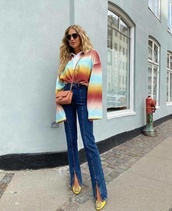 split_hem_jean_με_χρωματιστή μπλούζα_και_κίτρινα_παπούτσια_ split_hem_jean_με_χρωματιστή μπλούζα_και_κίτρινα_παπούτσια_