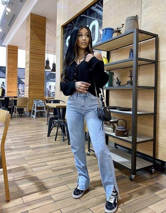 split hem jean_με_μαύρο_τοπ_και_μαύρα sneakers_ split hem jean_με_μαύρο_τοπ_και_μαύρα sneakers_