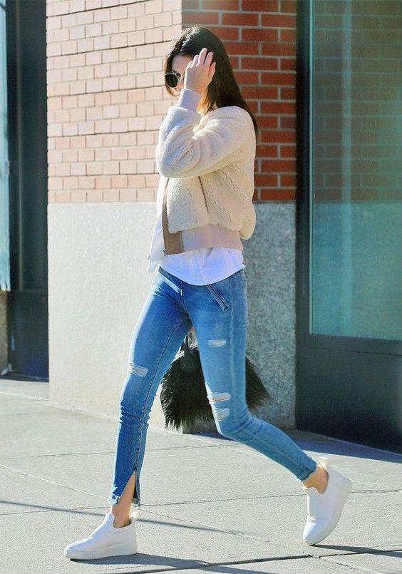 split hem jean_με_μπαλώματα_και_μπεζ_ζακέτα_ split hem jean_με_μπαλώματα_και_μπεζ_ζακέτα_