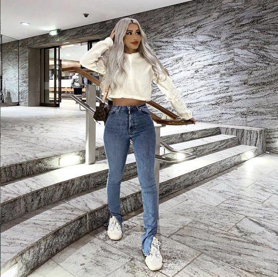 split_hem_jean_με_λευκό_φούτερ_και_λευκά_sneakers_ split_hem_jean_με_λευκό_φούτερ_και_λευκά_sneakers_