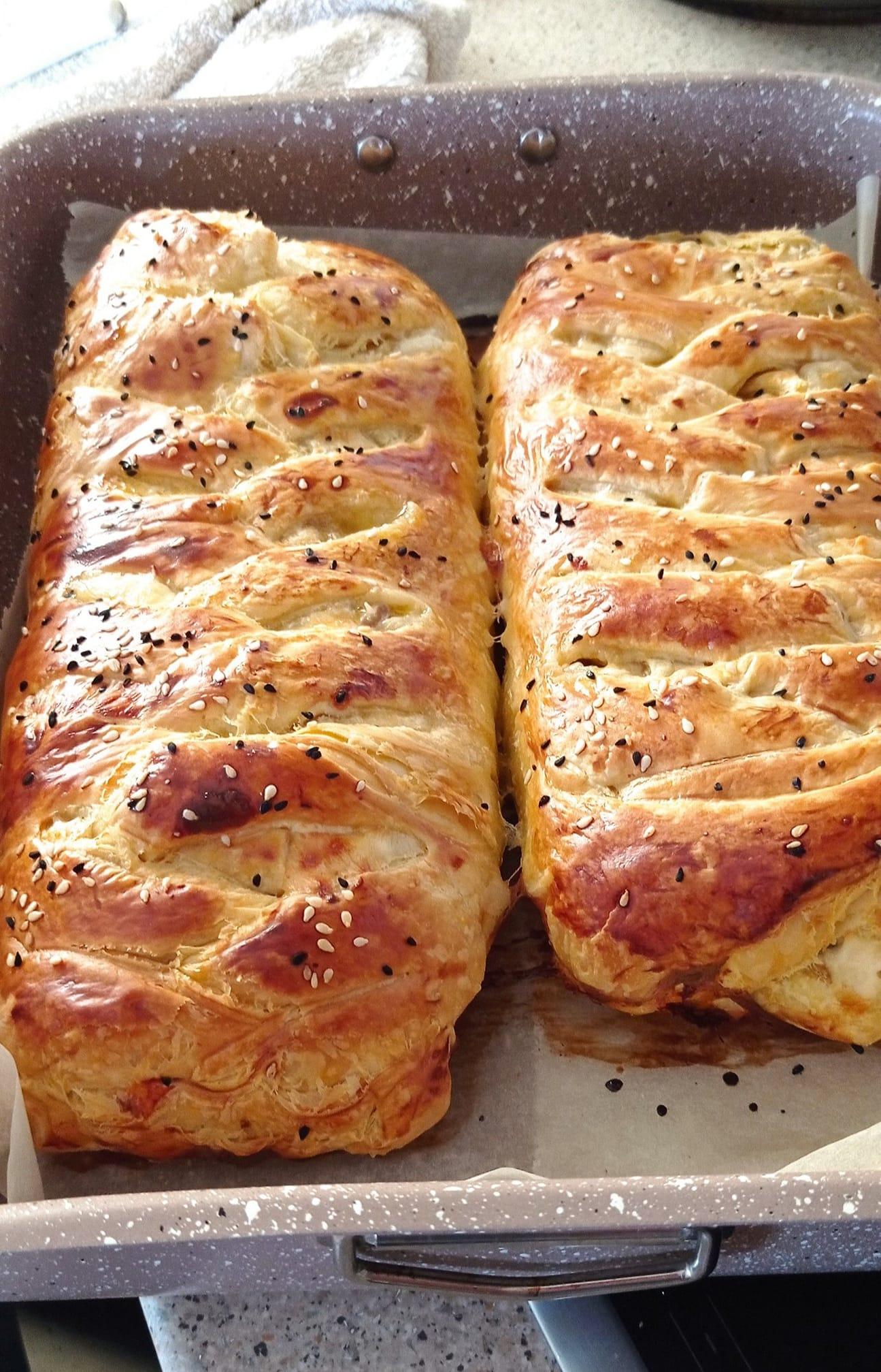 Πεντανόστιμη μανιταρόπιτα με τυριά, μπέικον & πάριζα