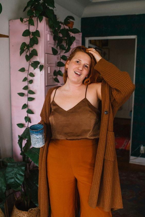 athflow_outfit_με_καφέ_παντελόνα_καφέ_satin_top_και_καφέ_πανωφόρι_ athflow_outfit_με_καφέ_παντελόνα_καφέ_satin_top_και_καφέ_πανωφόρι_