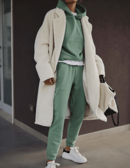 Athflow_outfit_με_χακί_φόρμα_χακί_φούτερ_και_λευκό_γούνινο πανωφόρι_ Athflow_outfit_με_χακί_φόρμα_χακί_φούτερ_και_λευκό_γούνινο πανωφόρι_