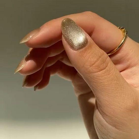 ιδέες_για_velvet nails_σε_χακί_χρώμα_