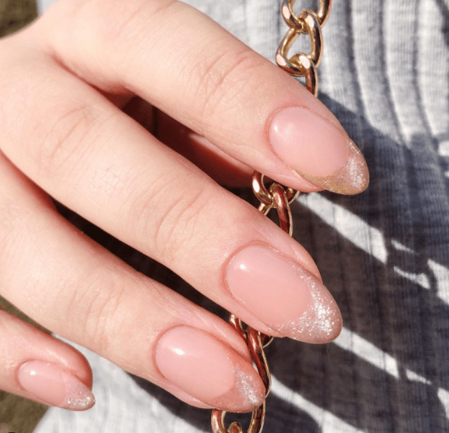 ιδέες_για_velvet nails_σε_παραλλαγή_γαλλικού μανικιούρ_σε_μπεζ_χρώμα_