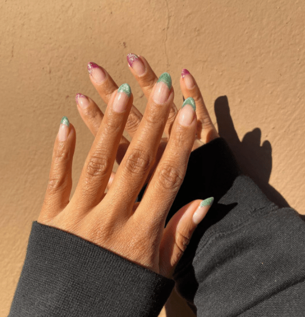 παραλλαγή_γαλλικού_μανικιούρ_velvet_nails_σε_μοβ_και_θαλασσί_χρώμα_με_φυσική_βάση_στα_νύχια_