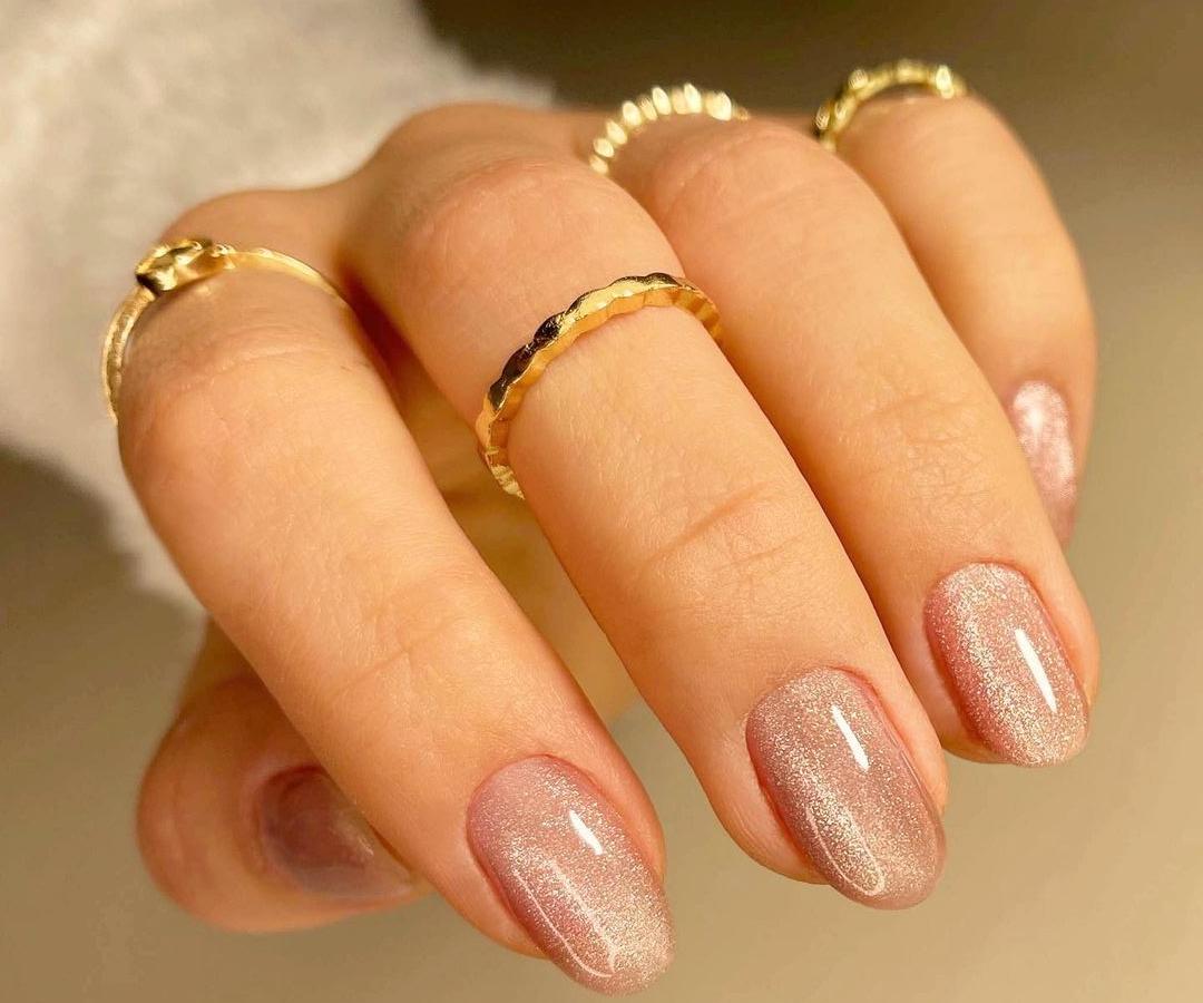 ιδέες_για_velvet_nails_σε_μπεζ_χρώμα_
