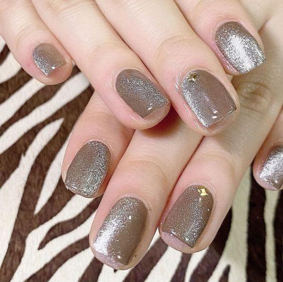 ιδέες_για_velvet_nails_σε_χακί_χρώμα_