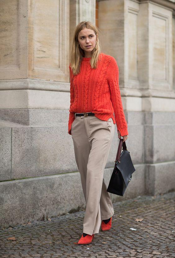 πορτοκαλί_πουλόβερ_με_γκρι_παντελόνι_και_πορτοκαλί_γόβες_