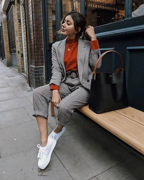 καφέ_πουλόβερ_με_γκρι σακάκι_και_γκρι_παντελόνι_