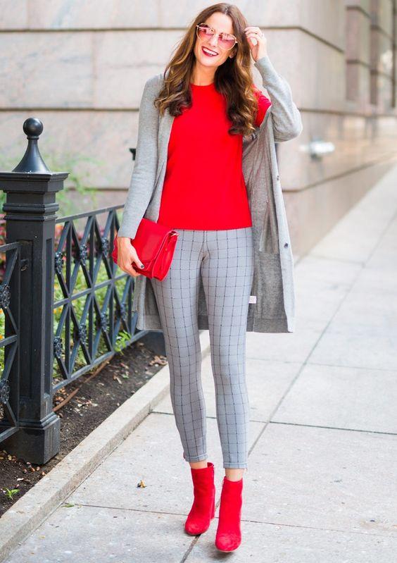 κόκκινη_μπλούζα_σε_συνδυασμό_με_γκρι παντελόνι_γκρι σακάκι_κόκκινα_καστόρινα μποτάκια_και_κόκκινο_τσαντάκι_