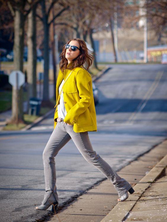 μουσταρδί_πανωφόρι_με_γκρι_παντελόνι_