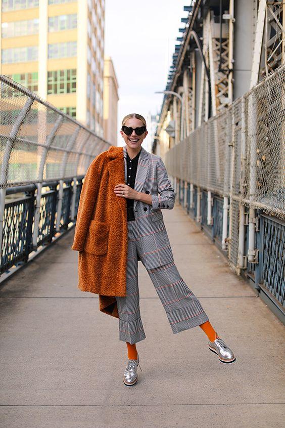 γκρι_σακάκι_με_σχέδια_γκρι_παντελόνι με σχέδια_και_καφέ_γούνινο_παλτό_