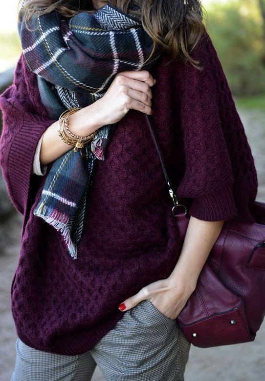 μοβ_πουλόβερ_με_γκρι_παντελόνι_