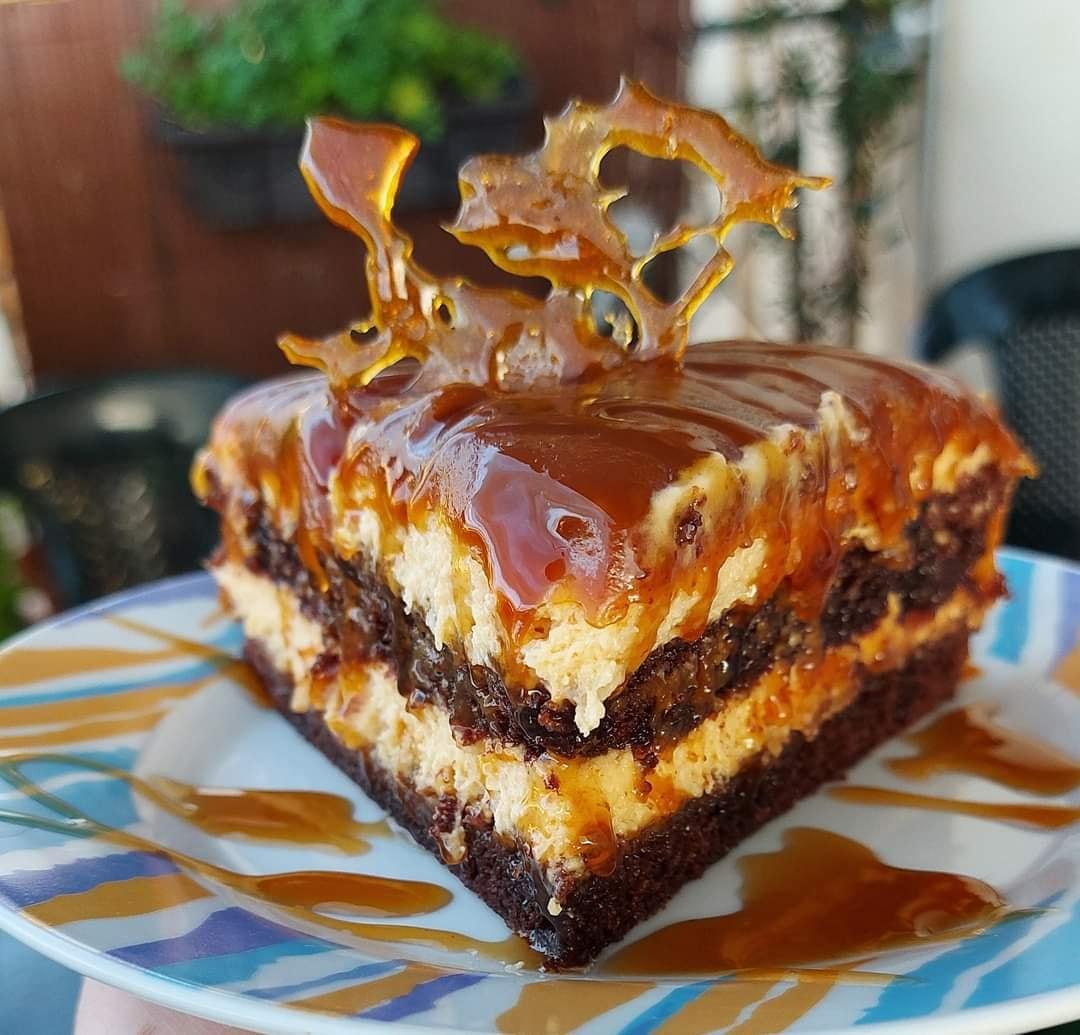Τούρτα καραμέλα_ με σοκολατένιο_ παντεσπάνι_