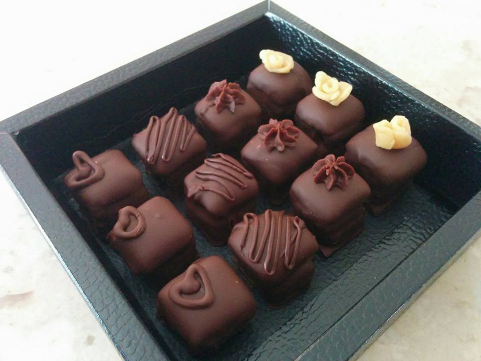 Σοκολατάκια γεμιστά_ με αμυγδαλόπαστα και ζελέ_