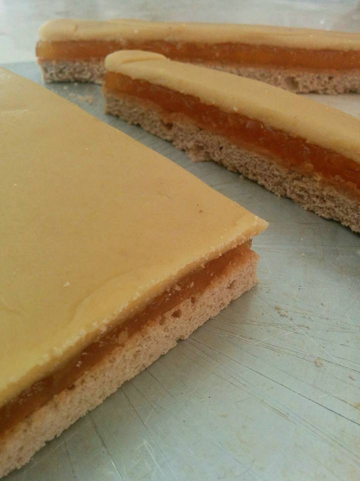 Συνταγη _για_Σοκολατάκια γεμιστά_ με αμυγδαλόπαστα και ζελέ_