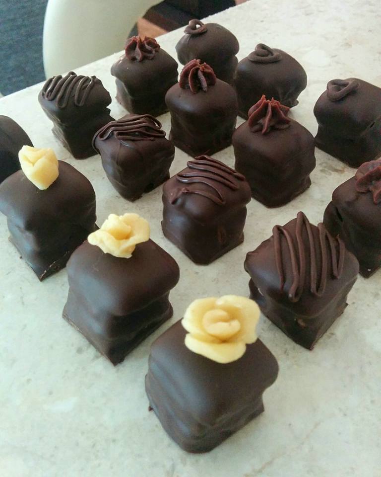 Σοκολατάκια γεμιστά_ με αμυγδαλόπαστα και ζελέ_ Σοκολατάκια γεμιστά_ με αμυγδαλόπαστα και ζελέ_