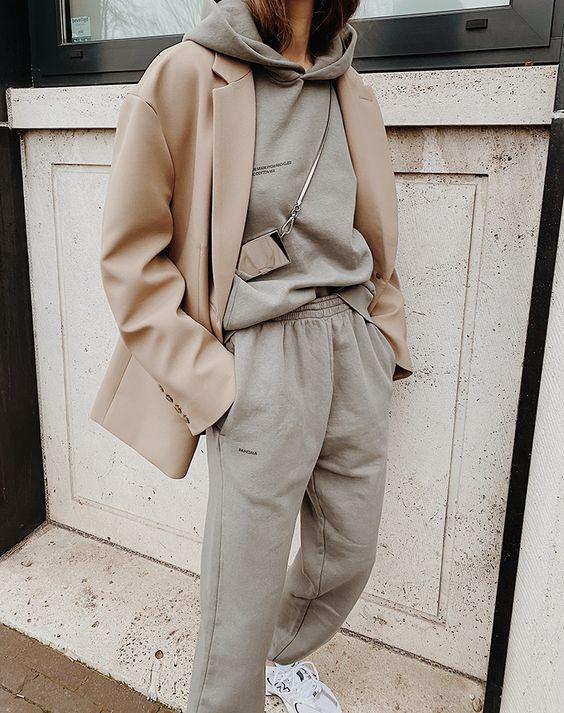 loungewear outfit_με_γκρι_φούτερ_γκρι_φόρμα_και_μπεζ_σακάκι_