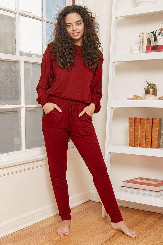 loungewear_outfit_με_κόκκινο_φούτερ_και_κόκκινη φόρμα_