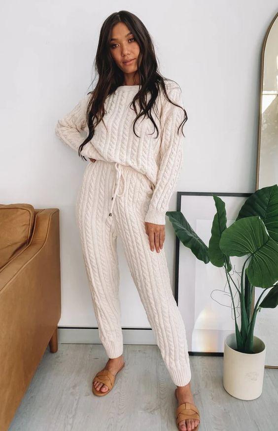 loungewear_γυναικείο outfit_με_πλεκτή_φόρμα_και_πλεκτό_πουλόβερ_